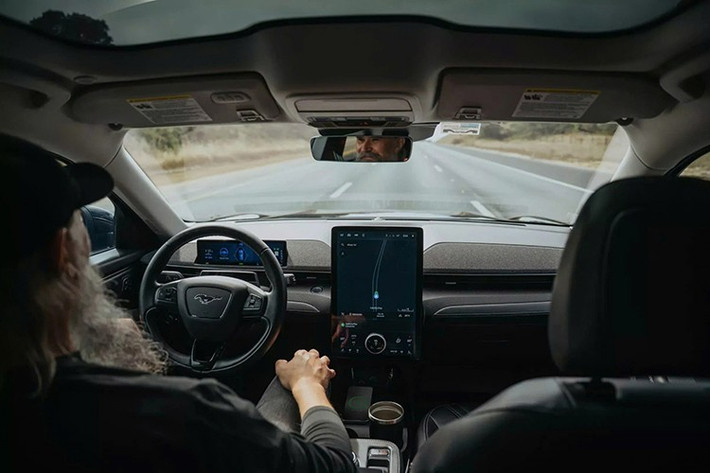 Chia sẻ về chi phí và quy trình chăm sóc xe, Blenkle cho biết việc bảo dưỡng chiếc Mach-E dễ dàng và tiết kiệm hơn nhiều so với xe sử dụng động cơ đốt trong. Trong suốt hơn 400.000 km, anh chủ yếu chỉ đảo lốp, kiểm tra đa điểm và thay lọc gió cabin - những hạng mục đơn giản, không tốn nhiều thời gian hay chi phí.