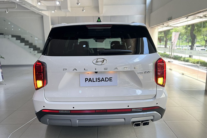 Mẫu xe SUV cỡ lớn Hyundai Palisade tại Việt Nam được trang bị động cơ diesel R 2.2, cho công suất tối đa 200 mã lực và mô-men xoắn cực đại 440 Nm. Đi kèm với động cơ này là hộp số tự động 8 cấp và hệ dẫn động 4 bánh HTRAC.
