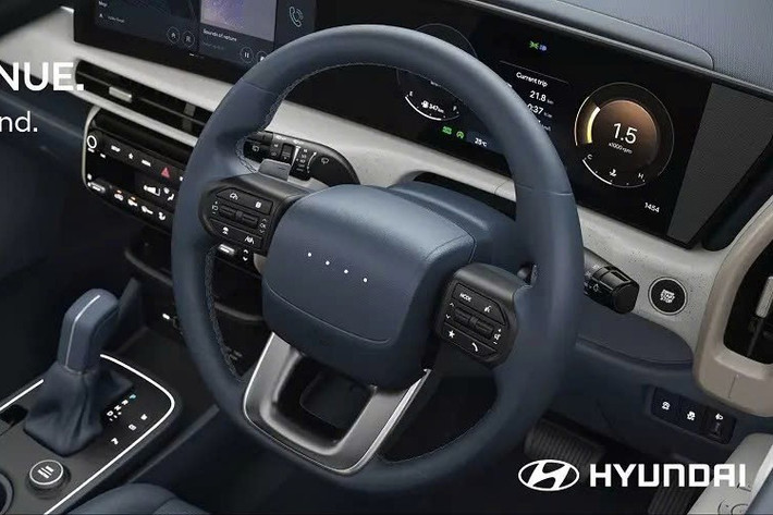 Những bổ sung mới khác của Hyundai Venue thế hệ mới bao gồm hệ thống âm thanh Bose 8 loa và ghế trước thông gió. Thêm vào đó là tính năng ra lệnh bằng giọng nói có thể nhận diện 5 ngôn ngữ, gồm có Hindi, tiếng Anh, Hinglish, Bengali và Tamil.