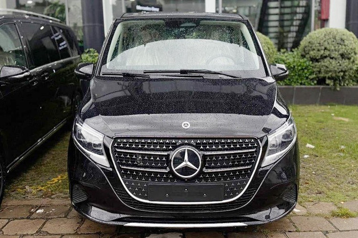 Giá khởi điểm của V-Class 2025 tại Việt Nam cao hơn gấp đôi bản cao cấp của mẫu MPV/minivan Hàn Quốc là Kia Carnival Signature 7 chỗ ngồi (1,548 tỷ đồng). Kích thước V-Class gần tương đương với Carnival, với chiều dài 5.140 mm và rộng 1.928 mm. Con số tương ứng của mẫu xe Hàn Quốc là 5.155 mm và 2.010 mm.