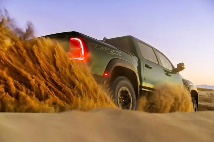 Bộ công nghệ cũng bao gồm cụm đồng hồ kỹ thuật số 12,3 inch và màn hình hiển thị trên kính chắn gió 10 inch có thể hiển thị dữ liệu đo từ xa khi off-road hoặc thông tin điều hướng. Và tất nhiên, có một nút Khởi động nhanh chuyên dụng trên cột lái, phòng trường hợp một chiếc Raptor R quyết định thử vận ​​may ở đèn giao thông.