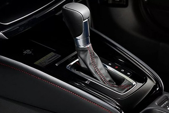 Honda đã tinh chỉnh hệ thống lái trợ lực điện và hạ thấp chiều cao xe từ 1.580 mm xuống còn 1.545 mm, giúp phản hồi lái chính xác hơn và đồng thời phù hợp với các gara cơ khí nhiều tầng tại Nhật Bản – vốn thường giới hạn chiều cao.