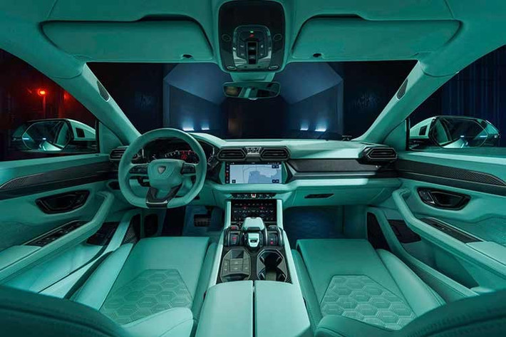 Nội thất Brabus 900 Mint cũng được khai thác triệt để, toàn bộ da Stone Mint được bọc thủ công, có các hoạ tiết may “Ellipse” đặc trưng của Brabus trên ghế và ốp cửa, kết hợp bảng tap-lô carbon, bàn đạp nhôm tích hợp đèn chiếu sáng.