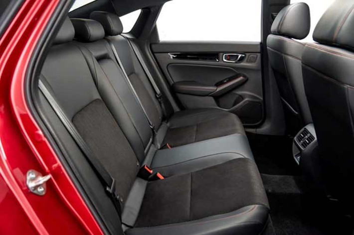 Thứ hai là hệ truyền động hybrid , sử dụng kết hợp máy xăng 4 xi-lanh, dung tích 2.0L và 2 mô-tơ điện, cho tổng công suất 184 mã lực và mô-men xoắn cực đại 315 Nm. Hệ dẫn động cầu trước tiêu chuẩn cùng hệ thống treo là thanh chống MacPherson ở phía trước và thiết lập đa liên kết ở phía sau.