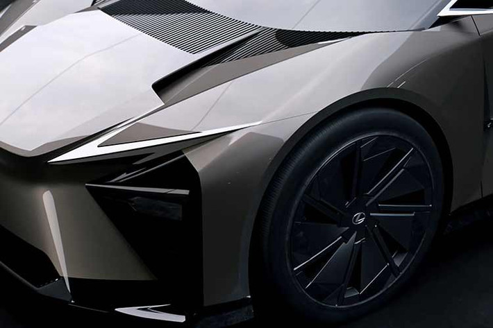 Theo tạp chí Best Car (Nhật Bản), Lexus IS thế hệ mới sẽ được định vị cạnh tranh trực tiếp với bộ ba sedan điện hạng sang đến từ Đức gồm BMW i3 Neue Klasse, Audi A4 e-tron và Mercedes-Benz C-Class EQ – đều dự kiến ra mắt vào khoảng năm 2027. Nếu đúng lộ trình, Lexus sẽ bước vào cuộc đua cùng thời điểm các đối thủ Đức trình làng sản phẩm mới.