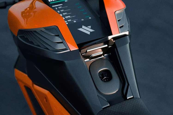 Verge tuyên bố rằng hãng có kế hoạch từ bỏ hoàn toàn pin lithium-ion và chỉ sử dụng pin thể rắn trong tương lai. Các cell pin được sản xuất tại châu Âu, lắp ráp thành các tấm chữ nhật phẳng, thiết kế giúp tối ưu hóa không gian lắp đặt và tăng dung lượng trên cùng một thể tích.