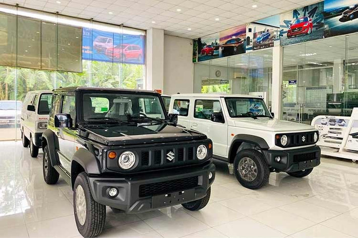 3. Suzuki Jimny: 28 xe ﻿Cũng như tháng liền trước, trong tháng 12/2025, Suzuki Jimny đã góp mặt trong top 10 ô tô bán kém nhất toàn thị trường. Xe là lựa chọn của 28 người Việt, giảm 6,6%. Suzuki Jimny tại Việt Nam được nhập khẩu nguyên chiếc từ Nhật Bản nên giá bán khá cao, khởi điểm lên đến 789 triệu đồng.