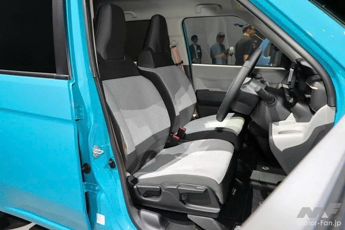 Ngoài ra, vị trí lái của xe điện mini Honda N-One e: cũng được cải thiện với vô lăng dịch chuyển gần người lái hơn 37 mm so với bản động cơ xăng. Hơn nữa, N-One e còn hỗ trợ sạc hai chiều, với tính năng Vehicle-to-Load (V2L) và Vehicle-to-Home (V2H).