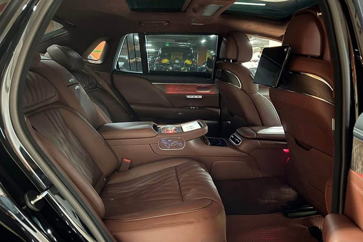 Xe được trang bị hàng loạt công nghệ hỗ trợ vận hành như treo khí nén thích ứng, đánh lái bánh sau, khử tiếng ồn chủ động, cùng nhiều tính năng an toàn: 10 túi khí, camera 360 độ 3D, kiểm soát hành trình thích ứng, hỗ trợ giữ làn và phòng ngừa va chạm.