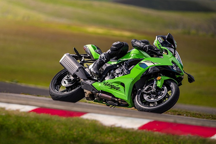 Xe cũng được tích hợp hệ thống phanh đĩa đôi 310 mm phía trước và đĩa đơn 220 mm phía sau, cho khả năng phanh mạnh mẽ và chính xác. ABS kênh đôi cũng là trang bị tiêu chuẩn giúp tăng sự an toàn trong quá trình vận hành của xe.