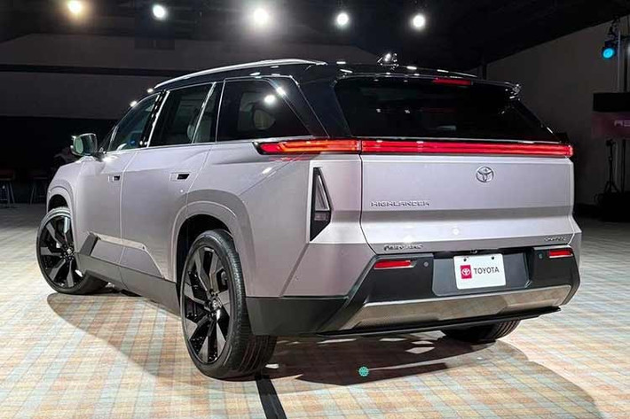 Highlander 2027 không chỉ đơn thuần là một thế hệ mới – mà là sự chuyển đổi toàn diện. Toyota xác nhận không còn cung cấp bất kỳ phiên bản động cơ đốt trong nào cho mẫu xe này. Đây là bước đi táo bạo, đặc biệt trong bối cảnh nhiều hãng xe đang tạm hoãn kế hoạch phát triển xe điện do sức mua giảm sút.