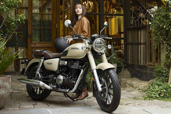 Honda GB350C 2026 mới tại Thái Lan được định vị theo phong cách classic premium, kết hợp hài hòa giữa ngôn ngữ thiết kế vượt thời gian và các công nghệ vận hành hiện đại, hướng đến nhóm khách hàng yêu thích chất cổ điển thuần túy nhưng vẫn đòi hỏi sự tinh tế trong trải nghiệm lái.