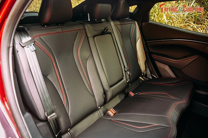 Tiện nghi còn bao gồm đồng hồ lái kỹ thuật số 10,2 inch, điều hòa tự động 2 vùng với cửa gió hàng ghế sau, bộ sạc không dây, gạt mưa tự động, gương chiếu hậu trong xe chống chói tự động, cốp chỉnh điện rảnh tay, đèn viền nội thất và cổng sạc USB ở cả phía trước và phía sau.