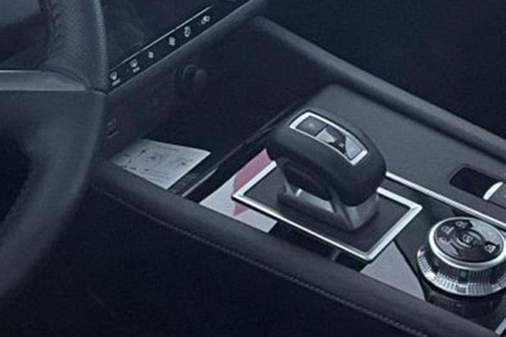 Mitsubishi Outlander đời mới được trang bị động cơ 2.5L bốn xi-lanh, cho công suất 181 mã lực và mô-men xoắn 245 Nm. Khối động cơ này kết hợp hộp số biến thiên vô cấp CVT, cùng tùy chọn hệ dẫn động bốn bánh AWD.