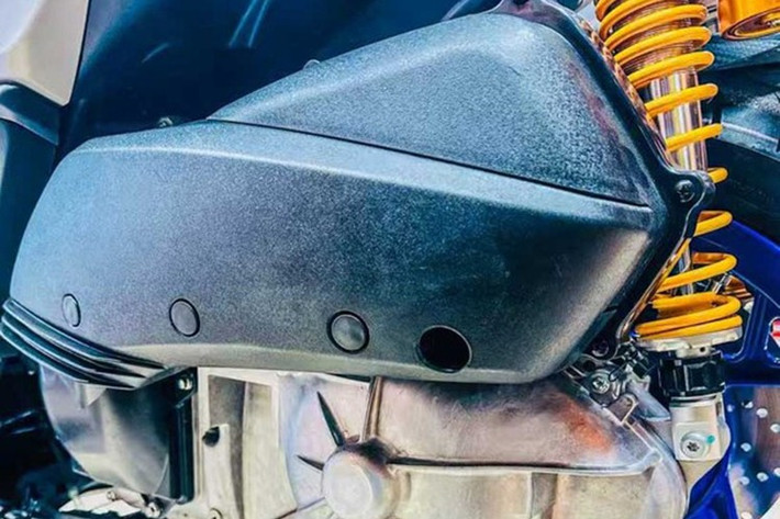 Về động cơ, RKM XMAX300 2026 sử dụng động cơ xi-lanh đơn dung tích 300cc, làm mát bằng nước và phun xăng điện tử, cho công suất tối đa 27 mã lực và mô-men xoắn cực đại 27,6 Nm.