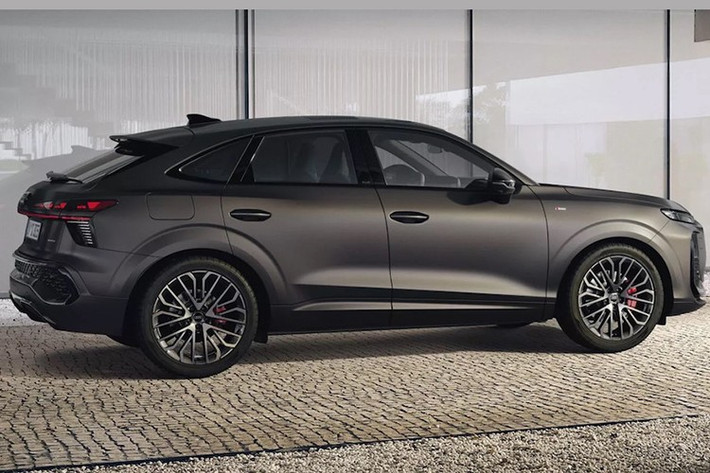 Đúng như dự đoán, Q3 Sportback sở hữu hầu hết thiết kế thân xe giống với Q3. Đương nhiên vòm mui và kính xe đã được thiết kế lại, tạo nên phần kính sau vuốt cong. Hơn nữa, các nhà thiết kế của Audi đã loại bỏ thanh ray trên nóc xe của phiên bản tiêu chuẩn để mang lại dáng vẻ thể thao hơn.