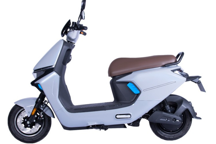 Xe máy điện Solo 1C sở hữu cặp bánh 12 inch với lốp 100/70, kết hợp hệ thống phanh đĩa CBS. Hệ thống này không chỉ giúp tăng độ an toàn khi phanh gấp mà còn mang lại cảm giác vận hành ổn định hơn cho người dùng.