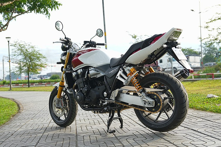 Xe sử dụng động cơ 4 xi-lanh thẳng hàng, DOHC, dung tích 1.284cc, làm mát bằng chất lỏng, có công suất tối đa 113 mã lực tại 7.750 vòng/phút và mô-men xoắn cực đại 111,7 Nm tại 6.250 vòng/phút. Động cơ mạnh mẽ này, được phát triển dựa trên động cơ của mẫu X4 năm 1997, nhưng có tinh chỉnh để đáp ứng tiêu chuẩn khí thải Euro 5.