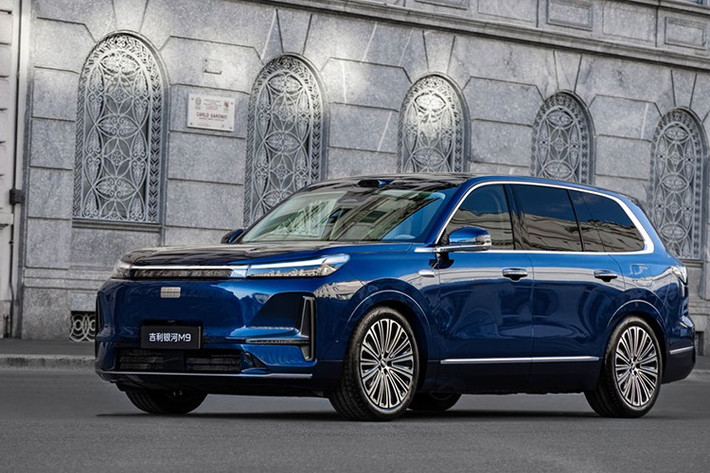 Geely chính thức mở đặt hàng trước mẫu SUV hybrid cắm sạc (PHEV) cỡ lớn Galaxy M9 2025 mới tại thị trường quê nhà Trung Quốc với giá khởi điểm cho phiên bản dẫn động 1 cầu dao động từ 193.800 - 236.800 nhân dân tệ (khoảng 710-869 triệu đồng). Phiên bản dẫn động 2 cầu sẽ có giá 258.800 nhân dân tệ (tương đương 870 triệu đồng).