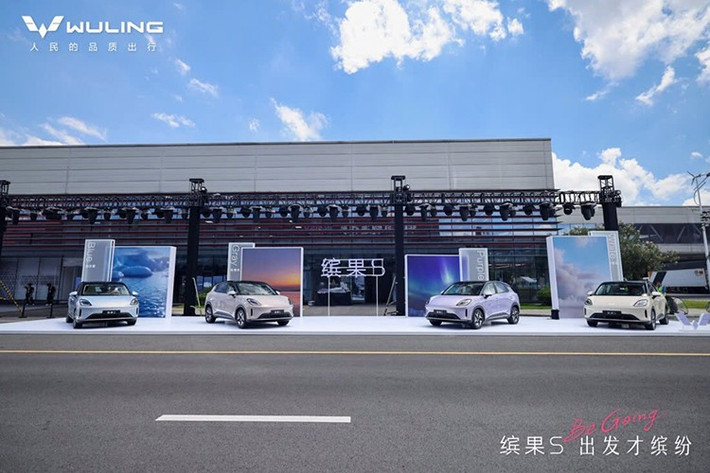 Nếu dùng sạc nhanh DC, thời gian sạc từ 30% lên 80% là 35 phút. Với sạc chậm AC, thời gian sạc từ 20% đến 100% là 9,5 giờ (bản 325 km) và 6,5 giờ (bản 430 km).