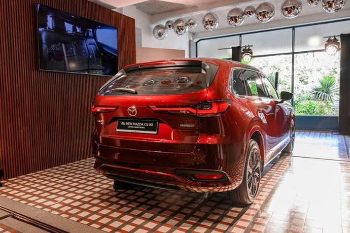Mẫu xe SUV Mazda CX-80 có chiều dài 4.995 mm, rộng 1.890 mm, cao 1.710 mm và trục cơ sở đạt 3.120 mm. So với CX-60, xe dài hơn 250 mm, cao hơn 24 mm và đặc biệt là trục cơ sở cũng nhỉnh hơn 250 mm. Điều này giúp CX-80 rộng rãi hơn cả CX-8 và CX-9 hiện bán tại Malaysia, vốn chỉ có trục cơ sở 2.930 mm.
