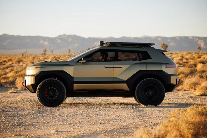 Với các đường nét chắc chắn và bề mặt thiết kế mượt mà, mẫu Hyundai Crater concept này được cho là mang hơi hướng điện hóa, dù hãng vẫn chưa công bố thông tin chính thức về hệ truyền động.