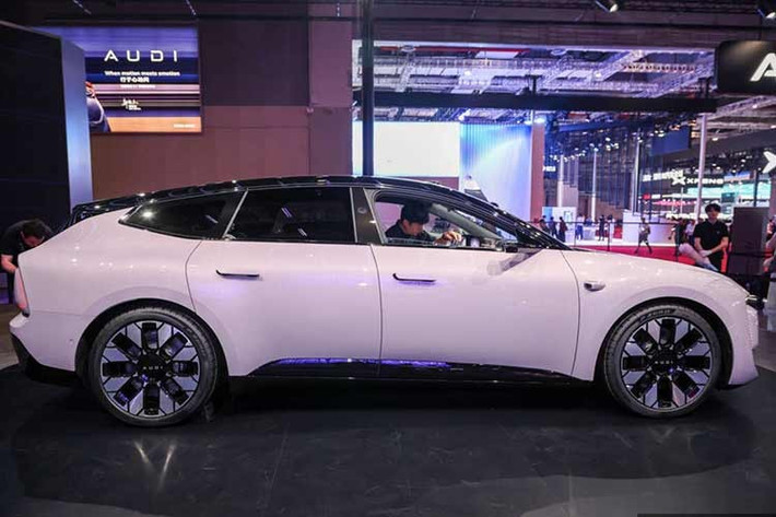 Theo đó, xe của thương hiệu AUDI đang được cắt giảm mạnh trước thực tế doanh số bết bát. Cụ thể, E5 Sportback - sản phẩm thương mại đầu tiên của thương hiệu AUDI - được áp dụng chương trình ưu đãi ngắn hạn, giảm 30.000 Nhân dân tệ (khoảng 105 triệu đồng). Chương trình này đưa giá bán vốn đã khá thấp của xe xuống còn 205.900 Nhân dân tệ, tương đương 720 triệu đồng.