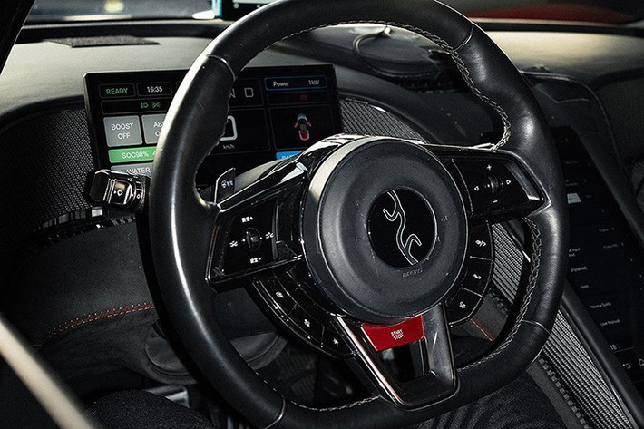 Sức mạnh đến từ hệ thống bốn động cơ sử dụng hệ thống Yi Sifang của BYD, hoạt động trên nền tảng silicon carbide 1.200V. Mỗi động cơ cung cấp công suất 555kW, kết hợp tạo ra tổng công suất 2.220kW (gần 3.000 mã lực). Hệ thống này cung cấp tỷ lệ công suất trên trọng lượng là 1.217ps/tấn.