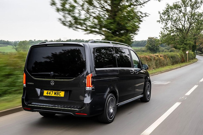 Xe được trang bị hàng loạt công nghệ an toàn tiên tiến: camera 360 độ, hỗ trợ giữ khoảng cách chủ động, cảnh báo điểm mù, hỗ trợ giữ làn đường. Đây là những tính năng thường thấy trên các dòng xe cao cấp của Mercedes.