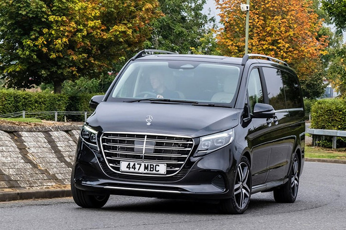 Tại Việt Nam, đối thủ lớn nhất của V-Class chính là Toyota Alphard – mẫu MPV hạng sang đến từ Nhật Bản. Alphard có giá cao hơn, từ 4,51-4,615 tỷ đồng, trong khi kích thước nhỏ hơn đôi chút so với V-Class.