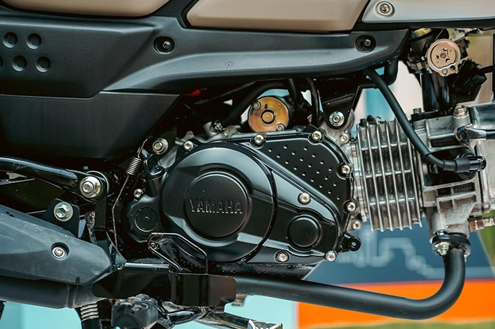 Bên cạnh đó, xe còn được nâng cấp cụm đồng hồ điện tử LCD, có thiết kế tương tự mẫu côn tay XS155R nhưng được đặt lệch sang một bên thay vì chính giữa như thế hệ cũ. Các chi tiết còn lại không thay đổi, bao gồm phuộc trước ống lồng và giảm xóc sau lò xo đôi.