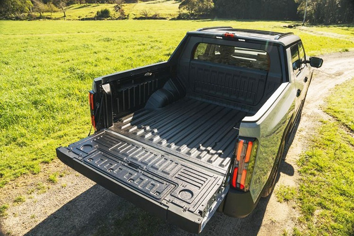 MG đã bắt đầu nhận đặt hàng U9 tại Úc, dự kiến giao xe cuối năm 2025. Giá khởi điểm từ 34.900 USD (hơn 914 triệu đồng) cho bản Explore tiêu chuẩn và 40.200 USD )khoảng hơn 1 tỷ dồng) cho bản Explore Pro cao cấp.