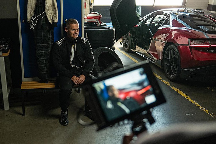 Việc điều chỉnh vectơ mô-men xoắn diễn ra hơn 100 lần mỗi giây, phân phối công suất độc lập đến từng bánh xe. Khung gầm Yangwang U9 Xtreme tích hợp hệ thống kiểm soát thân xe chủ động DiSus-X của BYD, sử dụng hệ thống treo van kép để điều chỉnh chuyển động thẳng đứng của bánh xe theo thời gian thực, tăng cường lực kéo khi tăng tốc, phanh và vào cua.