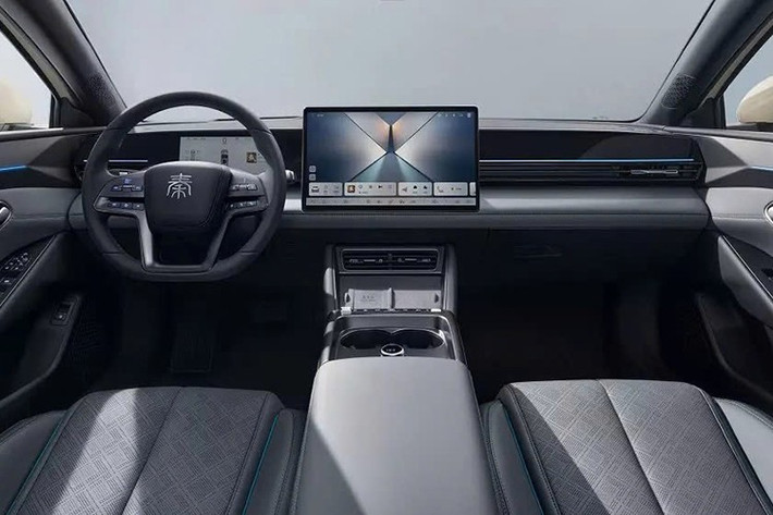 Nội thất của BYD Seal 6 EV có thiết kế gọn gàng, hiện đại hơn so với người anh em Seal. Tại đây, xe sở hữu tấm ốp đen bóng kéo dài toàn bộ chiều ngang của mặt táp-lô. Vô lăng ba chấu kiểu giản đơn của BYD Atto 2 cũng được áp dụng cho mẫu sedan thuần điện này.