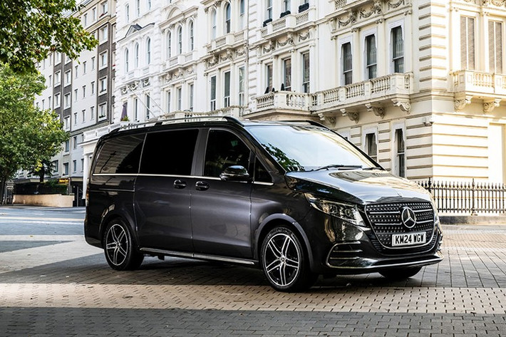 Nhiều đại lý Mercedes-Benz chính hãng tại Việt Nam xác nhận đã bắt đầu nhận đặt hàng mẫu MPV hạng sang V-Class 2025. Xe nhập khẩu nguyên chiếc với hai phiên bản: V 300 Avantgarde giá 3,399 tỷ đồng và V 300 AMG giá 3,999 tỷ đồng.