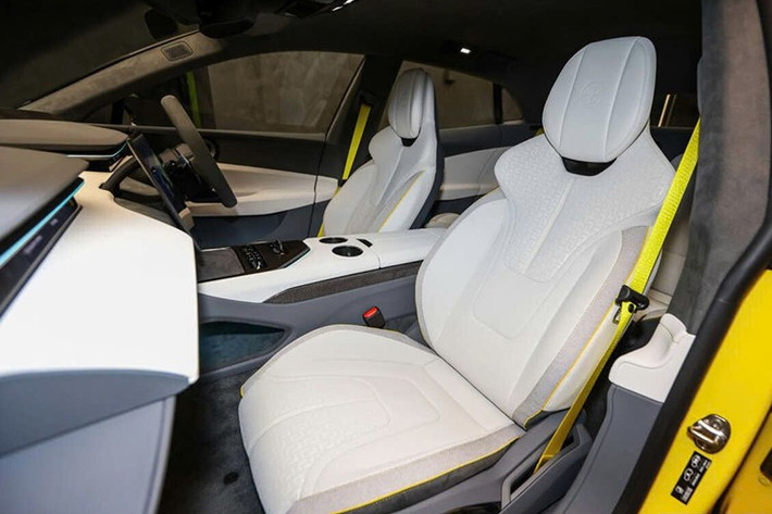 Cung cấp sức mạnh cho Lotus Emeya là 2 mô tơ điện, với mô tơ phía trước có công suất tối đa 302 mã lực và mô tơ phía sau có công suất tối đa 603 mã lực.