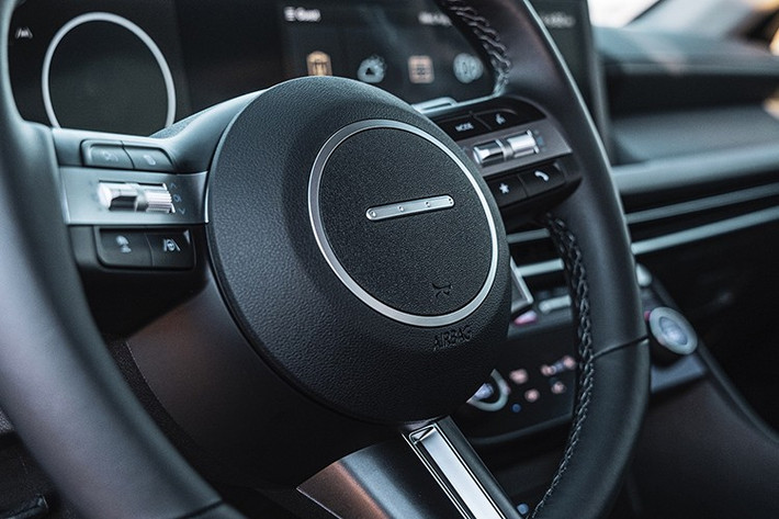 Bản Exclusive được bổ sung công nghệ an toàn cao cấp như hỗ trợ đỗ xe thông minh từ xa, camera 360 độ, giám sát điểm mù bằng hình ảnh, cảnh báo khoảng cách khi đỗ xe và hỗ trợ phanh khi lùi.