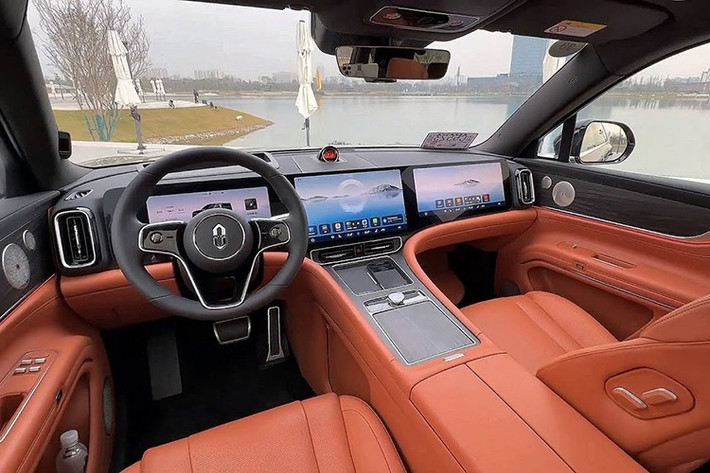 Aito M9 Ultra có 2 ghế cơ trưởng ở hàng ghế thứ hai. Cả hai ghế đều hỗ trợ chế độ không trọng lực độc lập và chỗ để chân điều khiển điện. Các chức năng khác bao gồm sưởi ấm, thông gió và massage.