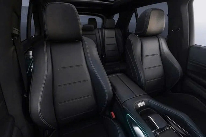 Bên cạnh đó, xe còn cung cấp nhiều lựa chọn chế độ lái khác như Eco (hướng tới tiết kiệm nhiên liệu), Comfort (đề cao sự êm ái), Sport (tăng hiệu suất vận hành), Individual (tùy chỉnh theo thói quen người lái) và Offroad (thích ứng địa hình khó).