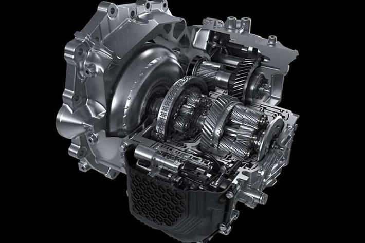 Khác với châu Âu chỉ bán phiên bản hybrid, Yaris và Yaris Cross tại Nhật vẫn duy trì các tùy chọn động cơ thuần xăng. Khách hàng có thể chọn động cơ 1.5L công suất 118 mã lực hoặc hệ truyền động hybrid cho tổng công suất 114 mã lực. Phiên bản hybrid mạnh 129 mã lực tại châu Âu không được phân phối tại Nhật.