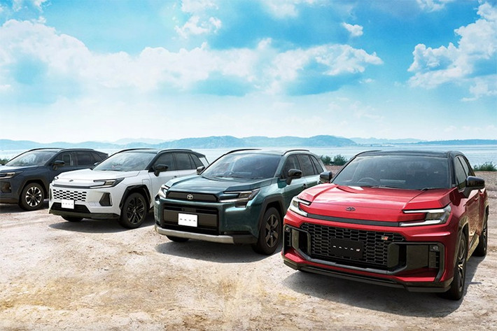 RAV4 PHEV có ổ cắm điện trong khoang hành lý và bộ chuyển đổi biến cổng sạc thành nguồn điện ngoài 100V, cung cấp công suất tối đa 1.500W. Toyota đã minh họa khả năng này qua nhiều tình huống như cắm trại, nấu ăn, tổ chức sự kiện ngoài trời hay phát sóng trực tuyến.