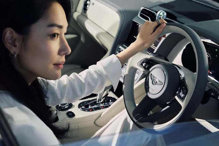 Các điểm nhấn xanh nhạt xuất hiện tinh tế như lớp lót ẩn trong một chiếc áo may đo cao cấp: từ viền và chỉ khâu ghế, logo đôi cánh Bentley thêu trên tựa đầu, cho tới đường viền thảm lông, tất cả mang lại cảm giác mát lành và thanh lịch cho nội thất của mẫu SUV siêu sang này.