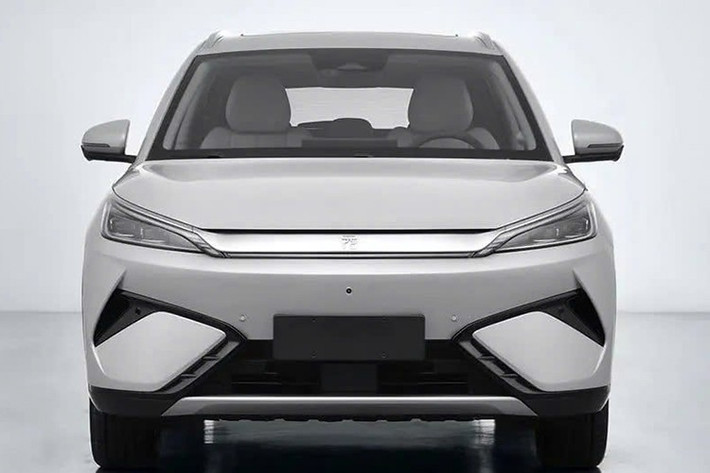 Cụm mâm hợp kim cũng được thiết kế lại với tạo hình khép kín hơn, giúp cải thiện khí động học. Camera phía trước được di chuyển lên cao hơn trên cản trước nhằm tối ưu khả năng quan sát.