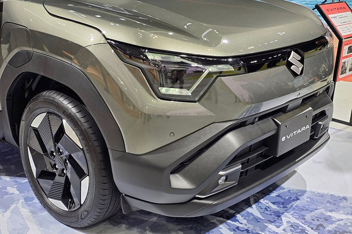 Khoang hành lý phía sau có dung tích 306 lít, đáp ứng tốt nhu cầu sử dụng hàng ngày. Khi đặt cạnh các đối thủ cùng phân khúc như Honda e:N1, BYD Atto 3 hay MG S5 EV, kích thước của eVITARA nhỏ gọn hơn, nhưng vẫn đủ đảm bảo không gian cabin rộng rãi nhờ cách bố trí hợp lý.