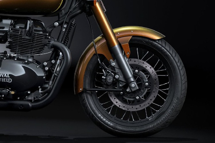 Tôn thêm nét sang trọng là huy hiệu kỷ niệm 125 năm được dập nổi màu vàng trên bình xăng – biểu tượng cho bề dày lịch sử và sức hút toàn cầu của Royal Enfield.