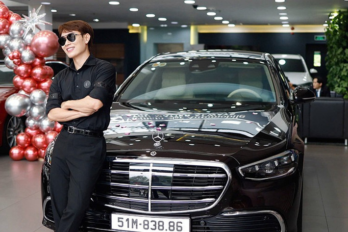 Chiếc xe sang Mercedes-Benz S450L đã được Trúc Nhân chọn lựa với màu sơn Ruby Black khá lạ mắt, thay vì màu đỏ Ruby như thường thấy. Chính bộ áo lạ mắt này đã khiến ca sỹ thật bất ngờ rất thích thú.