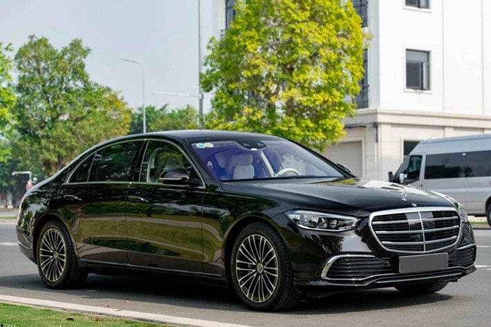 Như vậy, với số tiền trước đây chỉ có thể mua bản tiêu chuẩn, nay những người quan tâm đã có thể mua S-Class bản cao hơn, tăng sức cạnh tranh trước đối thủ BMW 7 Series. Thông tin từ đại lý cho biết, toàn bộ xe được áp dụng chương trình giảm giá đều được nhập khẩu nguyên chiếc từ Thái Lan và được sản xuất vào năm 2023.