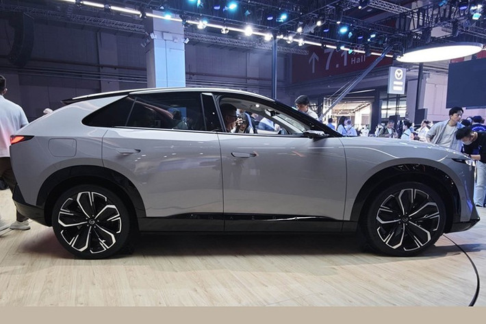 Mazda EZ-60 vẫn mang đậm dấu ấn thiết kế Kodo đặc trưng của Mazda nhưng được bổ sung các chi tiết khí động học mới nhằm tối ưu hiệu suất và phạm vi hoạt động. Đây là kết quả của quá trình hợp tác đa quốc gia giữa các kỹ sư Trung Quốc, Nhật Bản và châu Âu, với mục tiêu nâng cao khả năng xử lý và độ ổn định hệ truyền động điện.