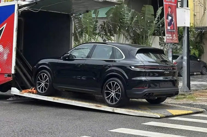 Chiếc xe Porsche Cayenne này thuộc đời 2024 và có giá ước tính trên 6 tỷ đồng, ngoại thất xe mang màu đen, nội thất xe màu đỏ khá cá tính. Quá trình mua xe khá nhanh gọn, chỉ diễn ra sau vài cuộc gọi, chứng tỏ độ chịu chơi khá lớn của người mua.