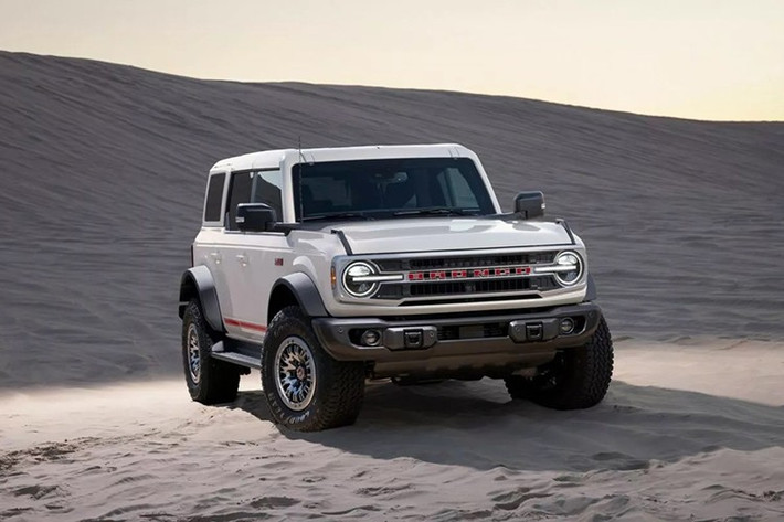 Ford chính thức ra mắt Bronco vào tháng 8/1965, tạo nên thuật ngữ “sport-utility”. Trong suốt 6 thập kỷ qua, Bronco đã định nghĩa lại khái niệm SUV với khả năng và hiệu suất off-road. Bronco 2026 là chiếc xe mang tính kỷ niệm trong suốt 60 năm.